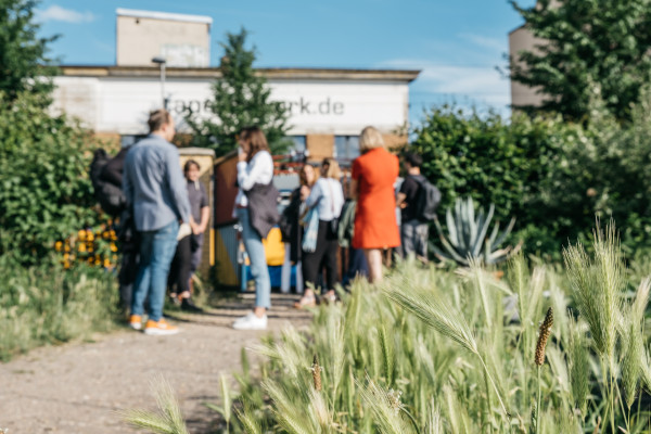 Gesellschaftsgestaltertum auf Gleisen.